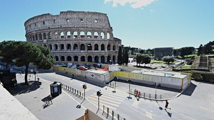 Rues vides à Rome, autour du Colisée, le 15 mars 2021, premier jour du nouveau confinement décrété dans la ville.&nbsp; (ANDREAS SOLARO / AFP)