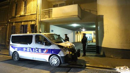 Des policiers dans le secteur où le convoyeur de fonds Adrien Derbez a été arrêté, le 12 février 2019, à Amiens. (MAXPPP)