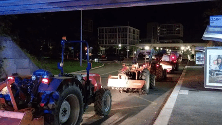 Les agriculteurs réunis devant le Cadam, à Nice. (LAURENT VAREILLE / RADIO FRANCE)