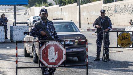 Les forces de sécurité inspectent les véhicules à Khan Yunis, dans le sud de la Bande de Gaza, le 28 août 2019. (SAID KHATIB / AFP)