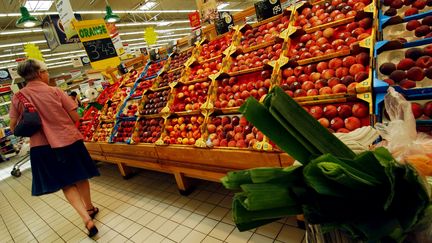 Plusieurs grands magasins se mobilisent pour éviter de jeter les fruits et légumes frais.&nbsp; (MYCHELE DANIAU / AFP PHOTO)