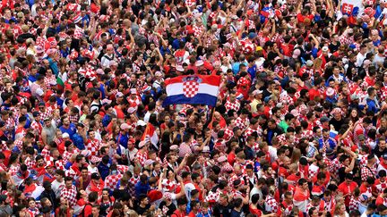 Des supporters croates se rassemblent à Zagreb (Croatie), dimanche 15 juillet, pour assister à la finale de la Coupe du monde entre leur pays et la France. (ANDREJ ISAKOVIC / AFP)