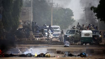 Des militaires soudanais déployés dans une rue proche du QG de l'armée à Khartoum, capitale du Soudan, devant lequel se tient depuis deux mois un sit-in d'opposants au régime. (ASHRAF SHAZLY / AFP)