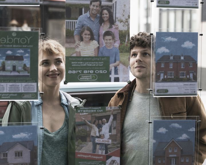 Imogen Poots et Jesse Eisenberg dans le film "Vivarium", de&nbsp;&nbsp;Lorcan Finnegan&nbsp;(2020) (MMAGUIRE)