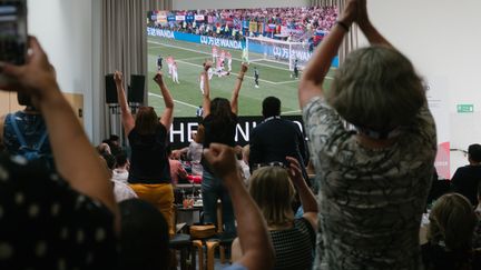 Les journalistes aussi ont vibré. Ici, des Français fêtent l'ouverture du score dans une salle de presse à Helsinki (Finlande), où ils attendent le sommet entre Donald Trump et Vladimir Poutine demain. (ALESSANDRO RAMPAZZO / AFP)