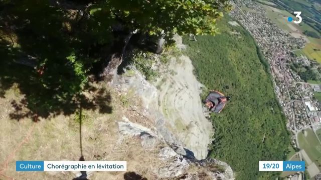 "Lévitation", une chorégraphie montagnarde dans le sillage des wing-suiters