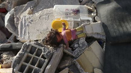 NOVEMBRE. Une poupée dans les décombres de Sarpol-e-Zahab (Iran) après le tremblement de terre du 12 novembre. Le bilan est d'au moins 483 morts. (VAHID SALEMI / AP / SIPA)