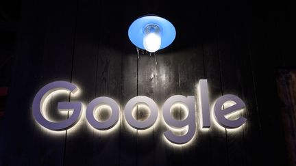 Le logo de Google sur le stand de l'entreprise lors de la réunion annuelle du Forum économique mondial à Davos, le 21 janvier 2020 (photo d'illustration). (FABRICE COFFRINI / AFP)