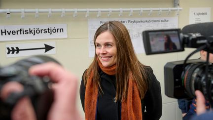 La Première ministre islandaise,&nbsp;Katrin Jakobsdottir, s'adresse à la presse dans un bureau de vote de Reykjavik, le 25 septembre 2021. (HALLDOR KOLBEINS / AFP)