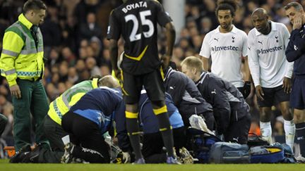 Les médecins s'affairent autour de Fabrice Muamba (Bolton) 