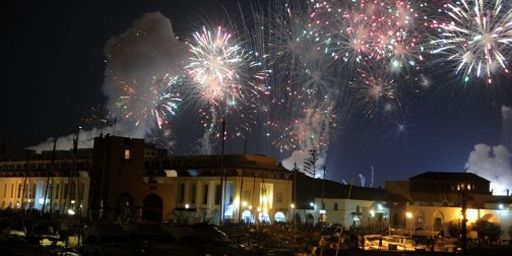 Feu d'artifice à Sidi Fredj marquant les festivités de l'indépendance, le 4 juillet 2012 (AFP - FAROUK BATICHE)