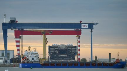 L'"Oasis 4" est en construction dans les chantiers de STX France, à Saint-Nazaire, le 20 octobre 2016. (LOIC VENANCE / AFP)