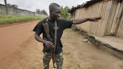 Un soldat raconte l'assaut dans le camp militaire d'Akou&eacute;do, &agrave; Abidjan (C&ocirc;te d'Ivoire), lundi 6 ao&ucirc;t 2012. (ISSOUF SANOGO / AFP)