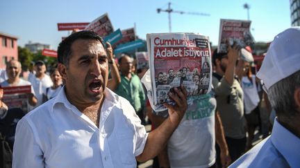 Des manifestants brandissent des exemplaires du journal "Cumhuriyet", dont 17 journalistes comparaissent 24 juillet 2017 à Istanbul. (OZAN KOSE / AFP)