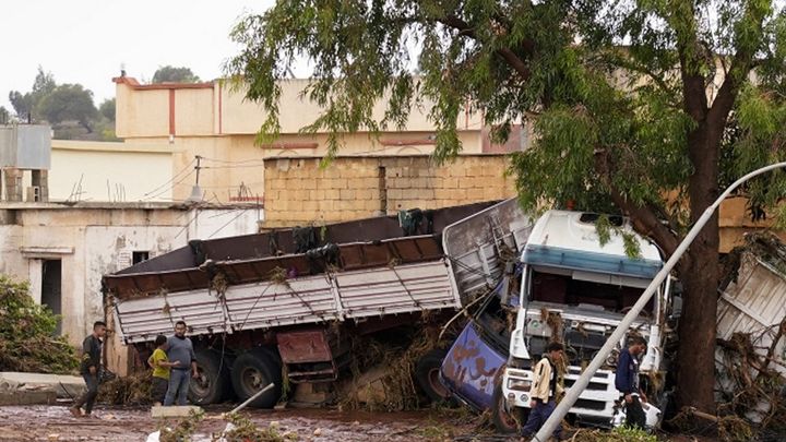 Un camion poussé sur le bord de la route par les inondations à Derna (Libye), le 11 septembre 2023. (PREMIER MINISTRE LIBYEN A BENGHAZI / AFP)