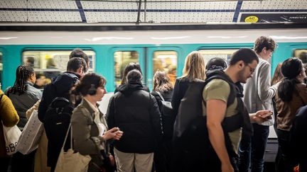 Des usagers du métro parisien à la station Concorde, le 15 mai 2023. (STEPHANE MOUCHMOUCHE / HANS LUCAS / AFP)