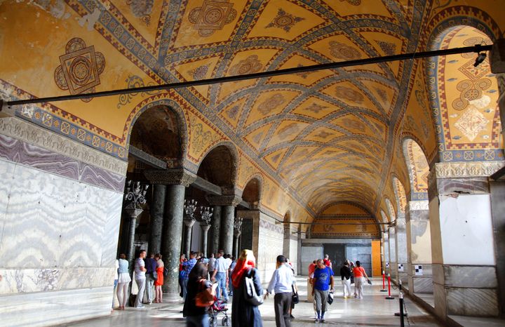 Touristes visitant l'ancienne basilique Sainte-Sophie, 17 décembre 2017 (NICOLAS THIBAUT / PHOTONONSTOP)