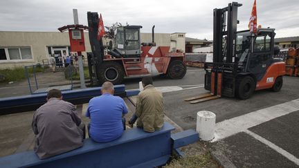 Des employés, au chômage technique, devant l'usine GM&amp;S, le 22 mai 2017.&nbsp; (PASCAL LACHENAUD / AFP)