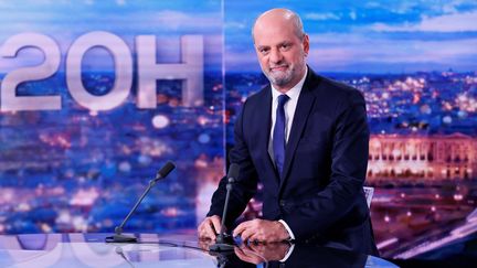 Jean-Michel Blanquer, le ministre de l'Education nationale, était l'invité du journal de 20 heures sur TF1, mardi 18 janvier 2022. (THOMAS SAMSON / AFP)