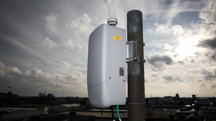 Une antenne alimentée par fibre optique pour 5G est montée sur un toit à Hambourg (Allemagne) pour un test de connexions, le 7 février 2019. (PICTURE ALLIANCE / PICTURE ALLIANCE)