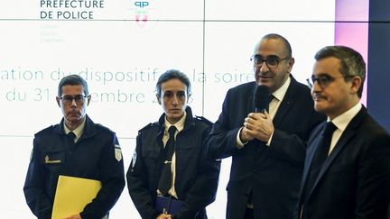 Le ministre de l'Intérieur et le préfet de police de Paris, Laurent Nunez, présentent le dispositif en place pour la nuit de la Saint-Sylvestre, le 28 décembre 2023. (STEPHANE DE SAKUTIN / AFP)