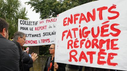 Vincent Peillon, ministre de l'Education nationale, lors d'une manifestation contre les rythmes scolaires &agrave; Mulhouse (Haut-Rhin) le 30 septembre 2013. (MAXPPP)