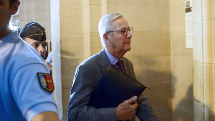 Denis Gautier-Sauvagnac, ex-pr&eacute;sident de l'UIMM, quitte le tribunal correctionnel apr&egrave;s une audience, le 7 octobre 2013 &agrave; Paris. (ERIC FEFERBERG / AFP)