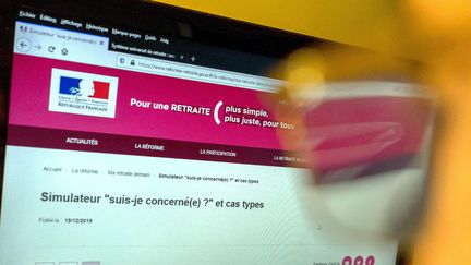 Le gouvernement a mis en ligne, jeudi 19 décembre, un "simulateur" pour défendre sa réforme des retraites. (MAXPPP)