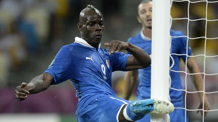 Sur cette action, c'est le poteau qui prend. Mario Balotelli vient de manquer l'ouverture du score. Il faudra attendre les tirs au but pour d&eacute;partager l'Italie et l'Angleterre, ce 24 juin 2012. (FILIPPO MONTEFORTE / AFP)