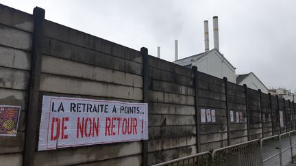 Affiche contre la réforme des retraites, devant l'usine Renault au Mans, le 12 décembre 2019. (ALEXANDRE  CHASSIGNON  / RADIO FRANCE)