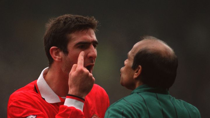 Eric Cantona, sous les couleurs de Manchester United, argumente avec un arbitre, lors d'un match contre Sheffield, le 26 d&eacute;cembre 1992.&nbsp; (BOB THOMAS / GETTY IMAGES)