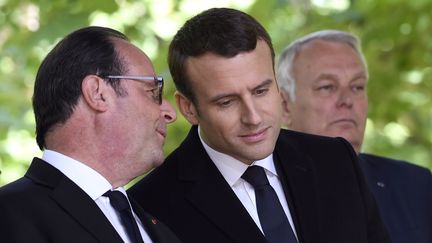 François Hollande et Emmanuel Macron, dans les Jardins du Luxembourg (Paris), le 10 mai 2017. (ERIC FEFERBERG / POOL)