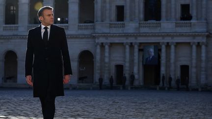 Emmanuel Macron dans la cour des Invalides le 5 janvier 2024. (STEPHANIE LECOCQ / AFP)