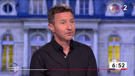 Olivier Besancenot, le porte-parole de Philippe Poutou, candidat du NPA à la présidentielle, sur le plateau du "20 heures" de France 2. (FRANCE TELEVISIONS)