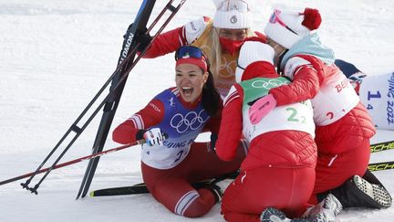 L'équipe du Comité olympique de Russie célèbre sa victoire, samedi 12 février, lors du relais femmes aux JO de Pékin 2022. (ODD ANDERSEN / AFP)