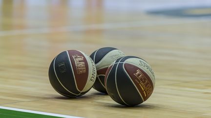 Des ballons de basket au Palais des sports Maurice Thorez à Nanterre. (DENIS TRASFI / MAXPPP)