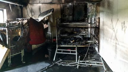 Trente-deux migrants ont été blessés dans un incendie qui s'est déclaré&nbsp;le 1er juin 2019 dans un centre d'accueil du nord-ouest de la Bosnie. (STR / AFP)