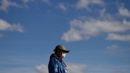 Un homme portant un masque à Paris, le 15 mars 2020 (illustration). (FRANCK FIFE / AFP)