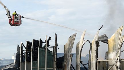 Les pompiers essaient d'&eacute;teindre l'incendie qui a ravag&eacute; un incin&eacute;rateur, &agrave; Fos-sur-Mer, dans les Bouches-du-Rh&ocirc;ne, samedi 2 novembre. (BERTRAND LANGLOIS / AFP)