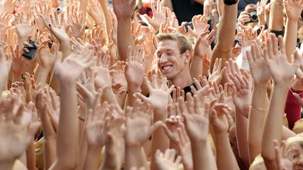 Le champion olympique de natation Alain Bernard, lors de son arrivé à la piscine d'Aubagne rebaptisée en son nom en 2008. (ANNE-CHRISTINE POUJOULAT / AFP)