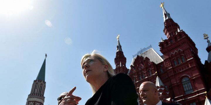 Marine Le Pen sur la place Rouge, avant une rencontre avec le porte-parole de la Douma Sergueï Narychkine, le 26 mai 2015.
	  (AFP / Kirill Kudryavtsev )