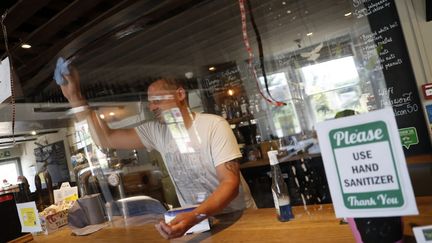 Le bar The Falcon, à Rotherwick, à l'ouest de Londres (Royaume-Uni), se prépare à la réouverture, le 26 juin 2020.&nbsp; (ADRIAN DENNIS / AFP)