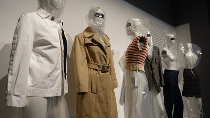 Pour la collection automne-hiver 1994, Martin Margiela souhaite rompre avec ses précédentes créations. Il s’agit de vêtements reproduits à partir de la garde-robe d’un vestiaire de poupée des années 1960 et 1970, agrandis à taille humaine. La coupe et les disproportions ont été respectées. Cette proposition, aujourd’hui emblématique du créateur belge, sera reconduite jusqu’en 1999.
 (Corinne Jeammet)