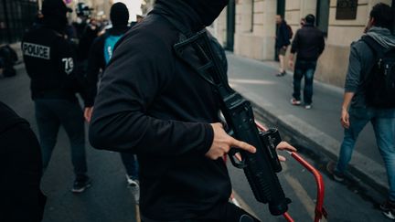 Un policier en civil, le 21 septembre 2019, à Paris. (MATHIAS ZWICK / HANS LUCAS / AFP)