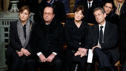 Les deux anciens présidents de la République François Hollande et Nicolas Sarkozy et leurs caompagnes, Julie Gayet et Carla Bruni, lors de la cérémonie d'hommage à Johnny Hallyday, le 9 décembre 2017 à Paris. (REUTERS / THIBAULT CAMUS)