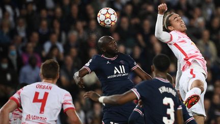 L'attaquant danois du RB Leipzig, Yussuf Poulsen (à d.), tente de récupérer le ballon&nbsp;au milieu de terrain portugais du PSG, Danilo Pereira, lors du match de&nbsp;groupe aller de la Ligue des champions, au stade du Parc des Princes, à Paris, le 19 octobre 2021.&nbsp; (FRANCK FIFE / AFP)