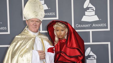 La chanteuse Nicki Minaj&nbsp;(D) pose &agrave; son arriv&eacute;e &agrave; la c&eacute;r&eacute;monie des Grammy Awards &agrave; Los Angeles (Californie), le 12 f&eacute;vrier 2012. (JOE KLAMAR / AFP)