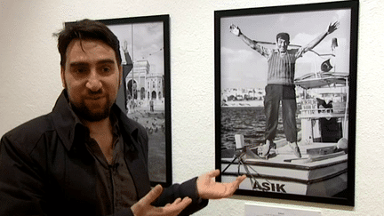 Bekir Aysan devant un de ses "modèles" un pêcheur turc
 (France 3 / Culturebox)