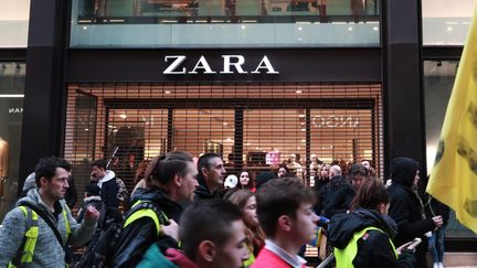 Chaque samedi depuis le début du mouvement des "gilets jaunes", de nombreux commerçants de Bordeaux ont baissé le rideau au passage des manifestants. (DAVID THIERRY / MAXPPP)