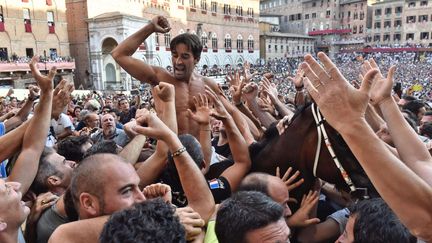 Italie : le Palio, la course traditionnelle de chevaux sur la place centrale de Sienne